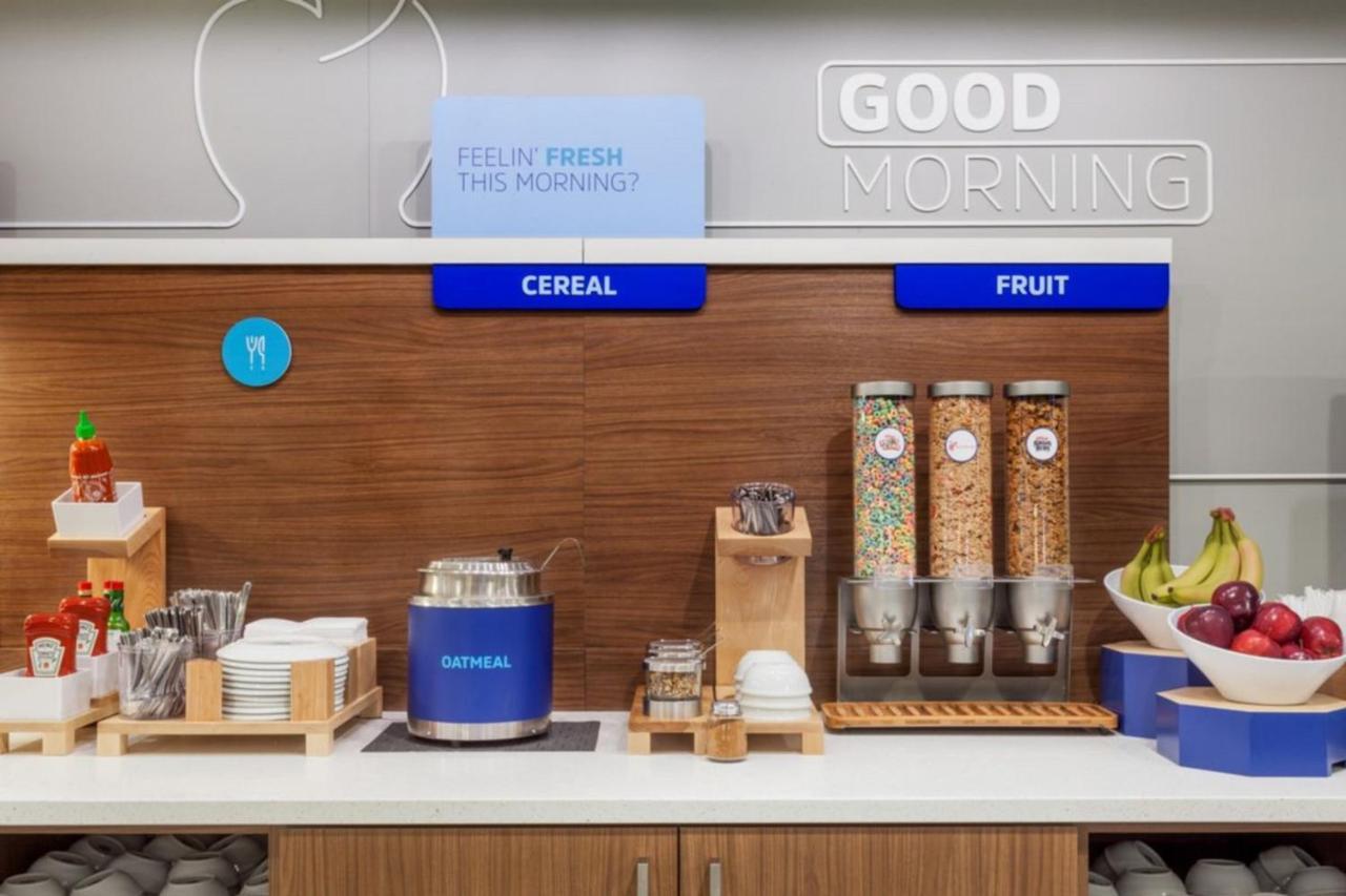 Holiday Inn Express & Suites - Milwaukee West Allis By Ihg Kültér fotó